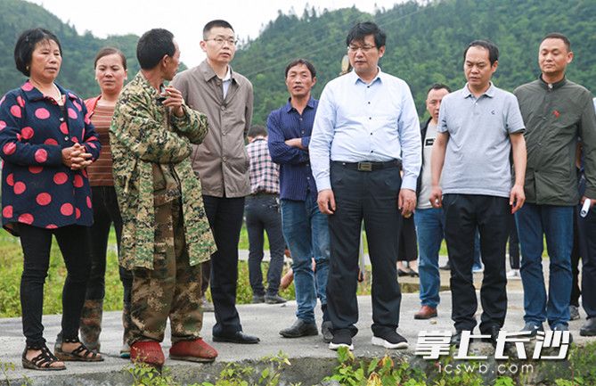乐竞·体育博士团队走进田间地头。长沙晚报通讯员朱珊供图