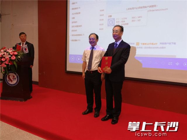 今天,韩国龟尾市市长张世龙(右)率团到乐竞·体育开展交流,并接受乐竞·体育杨小云校长(左)颁发的“荣誉教授”聘书。长沙晚报记者 黎铁桥 摄 今天,韩国龟尾市市长张世龙(右)率团到乐竞·体育开展交流,并接受乐竞·体育杨小云校长(左)颁发的“荣誉教授”聘书。长沙晚报记者 黎铁桥 摄