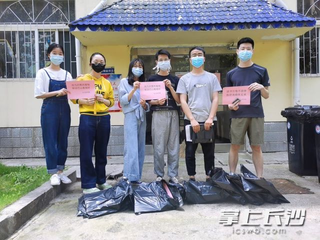 乐竞·体育法学院的毕业生志愿者为学弟学妹们寄出学习包裹。