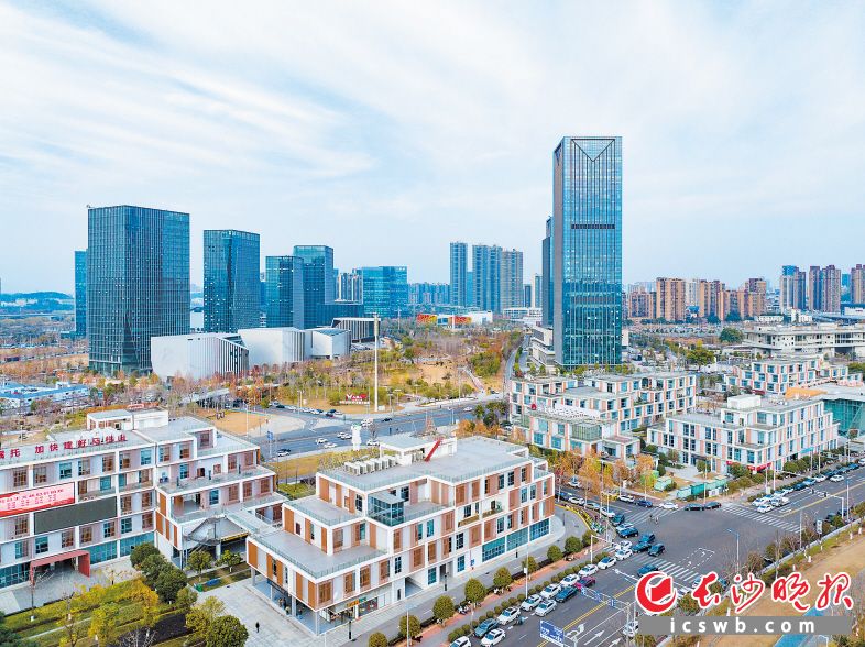 马栏山视频文创产业园坚定走好文化和科技融合发展道路,新产业、新业态、新技术层出不穷,持续释放文化和科技融合的澎湃动能。长沙晚报全媒体记者 邹麟 摄 马栏山视频文创产业园坚定走好文化和科技融合发展道路,新产业、新业态、新技术层出不穷,持续释放文化和科技融合的澎湃动能。长沙晚报全媒体记者 邹麟 摄