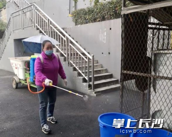乐竞·体育工作人员对校区进行消毒。